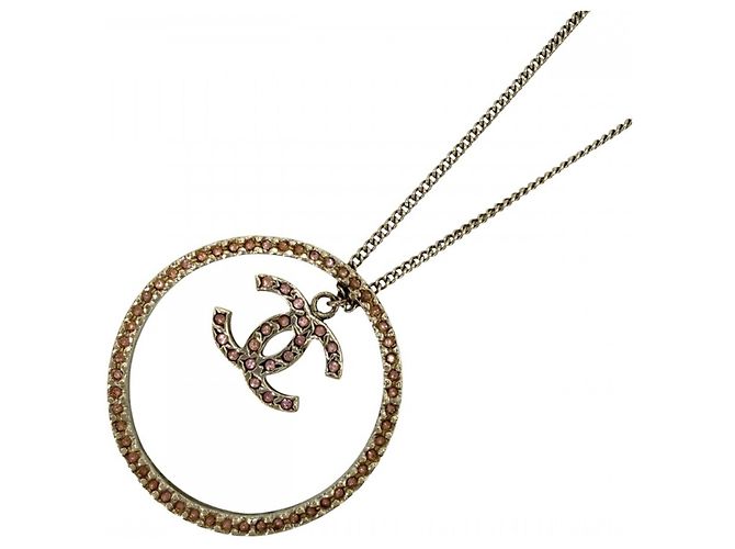 Colar Chanel de strass dourado e rosa para mulher