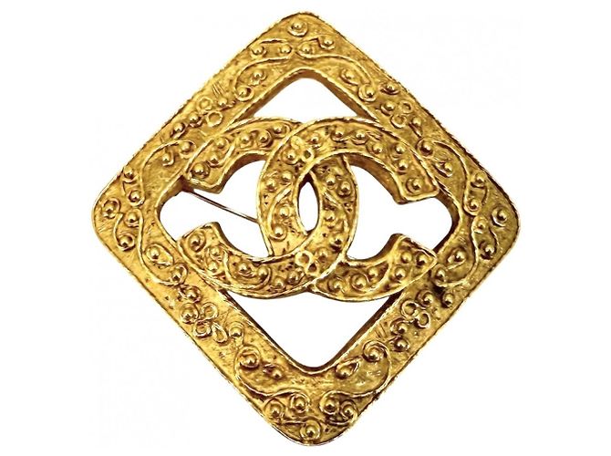 Broche Chanel dorada chapada en oro Dorado