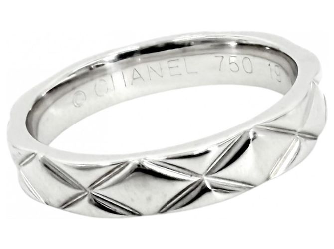 Anillo Matelassé Chanel en oro blanco de 18K