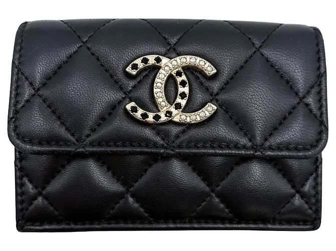 Cartera tríptico Chanel negra con pedrería y perlas Negro