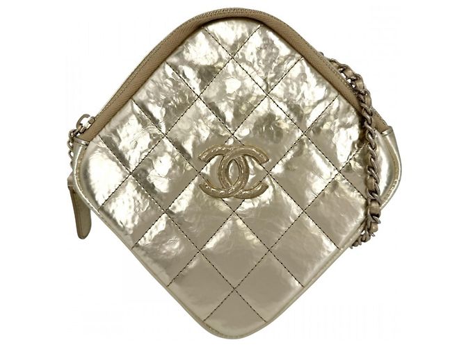 Bolsa de ombro Chanel em couro dourado