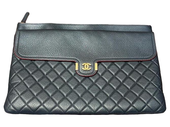 Chanel Clutch de Couro Matelassê Preto