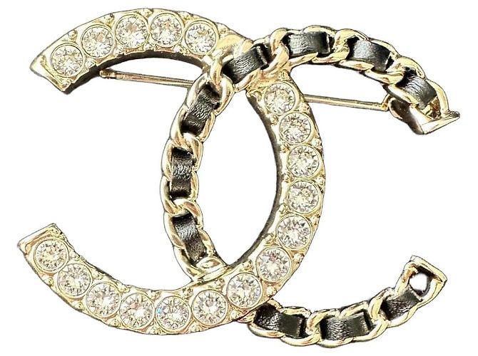 Broche Chanel CC Logo Cristais e Couro Preto Gold hardware