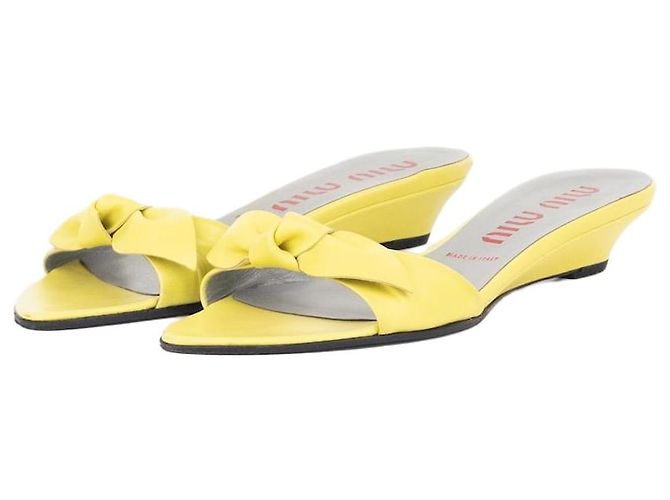 Sandálias de salto plataforma Miu Miu 2000s Bow Wedge Mule Heels Amarelo