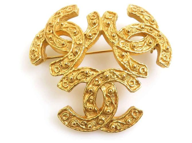 Broche de metal dorado Chanel
