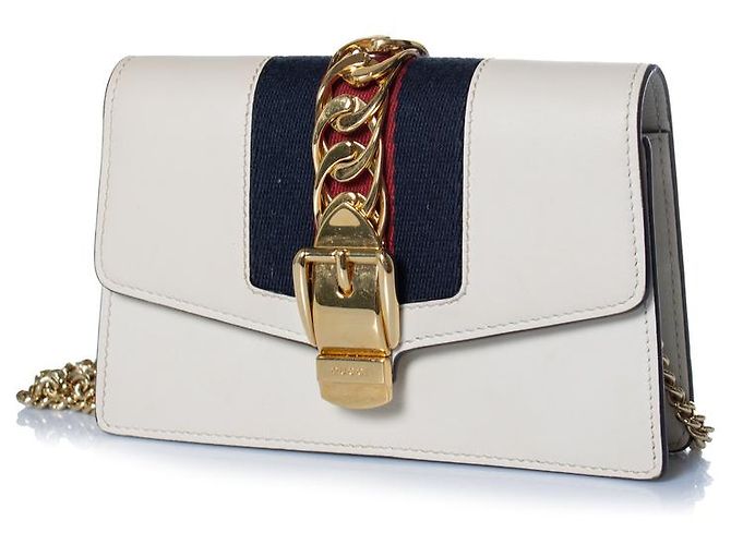 Gucci, bolsa Sylvie mini chain em branco