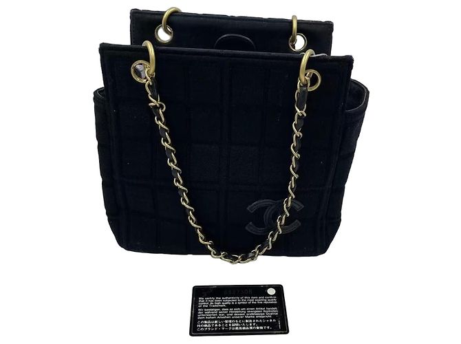 Bolsa de mão Chanel em tecido preto acolchoado com corrente dourada