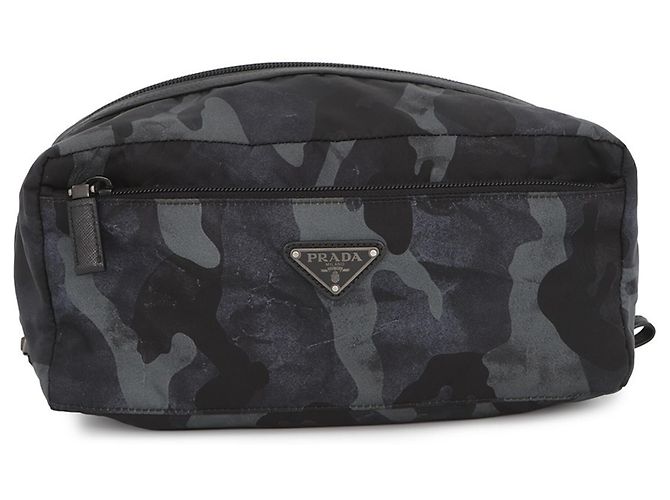 Pochette a mano in nylon nero e pelle Prada
