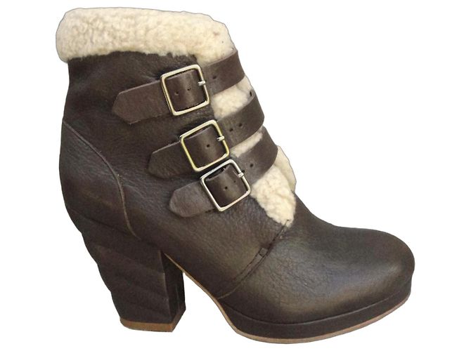 See By Chloé Botines de cuero marrón con hebillas Castaño