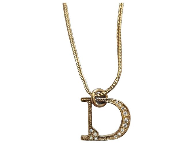 Colar Dior 'D' em metal dourado e cristais