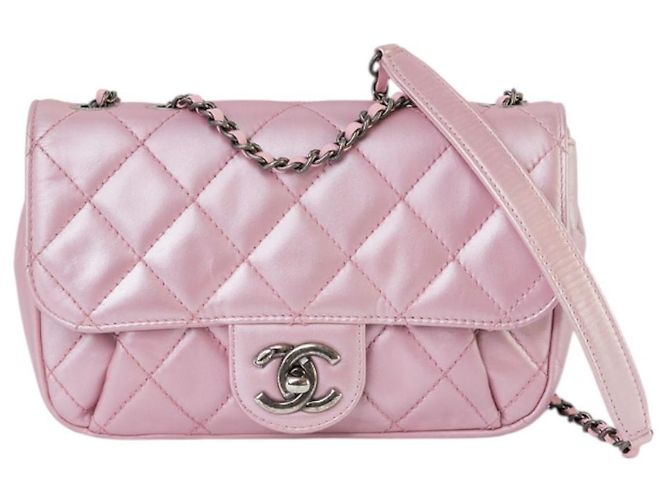 Chanel Mini Coco Flap de piel acolchada brillante Rosa
