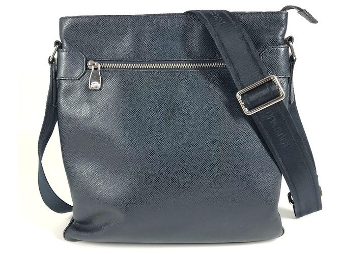 Bolsa Louis Vuitton Taiga Sasha Azul marinho