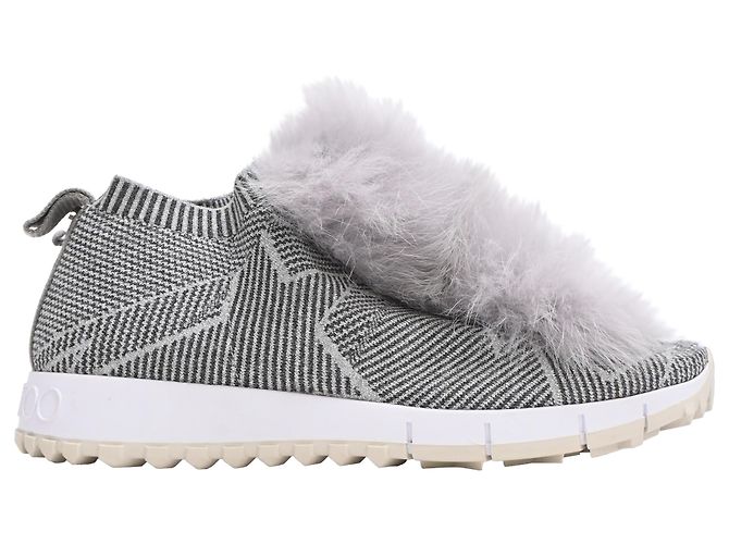 Jimmy Choo Low Top Sneaker aus grauem Polyamid mit elastischem Pelzbesatz