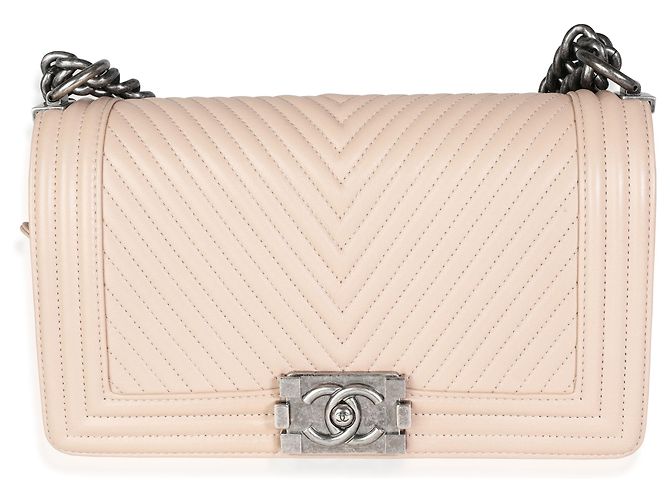 Chanel Boy Tasche aus Chevron gestepptem Lammleder Hellbeige Größe Medium