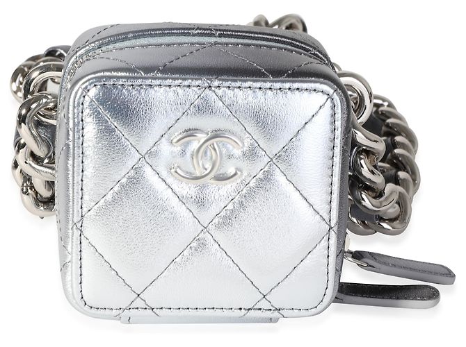 Clutch Chanel Coco Punk em pele de cordeiro metalizada acolchoada com corrente Metálico