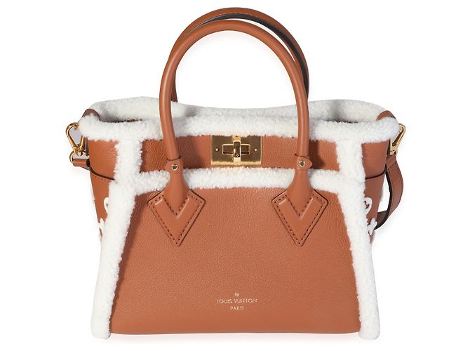 Louis Vuitton On My Side PM em couro de bezerro caramelo e shearling Marrom