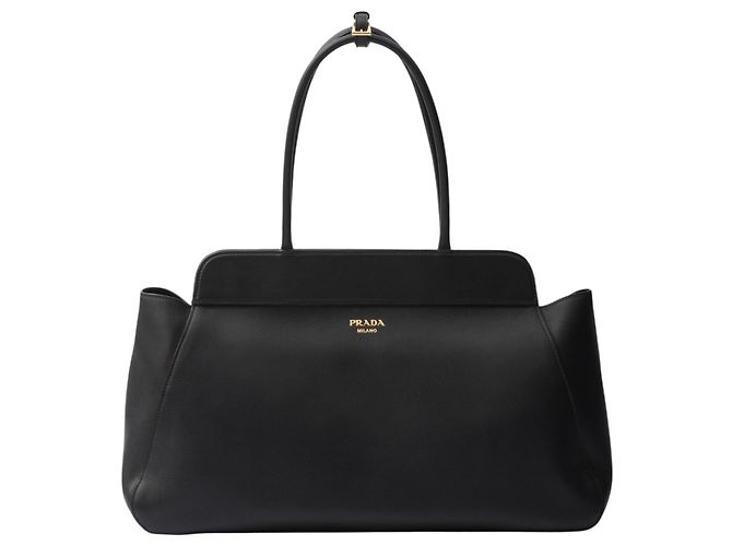 Bolsa Prada em couro granulado preto