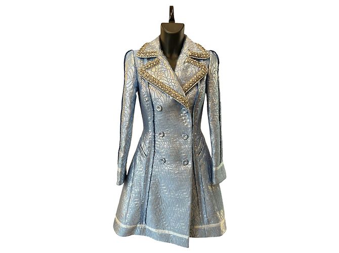 Casaco azul celeste Moschino com strass cinza