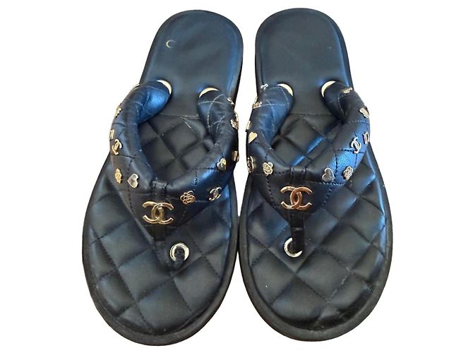 Chanel gesteppte Leder-Flip-Flops mit Charms Schwarz
