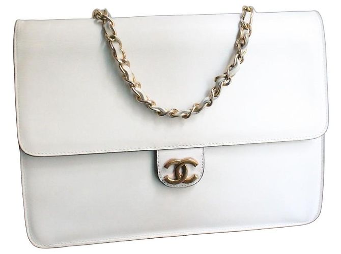 Chanel sac à main modèle Timeless vintage en cuir blanc crème