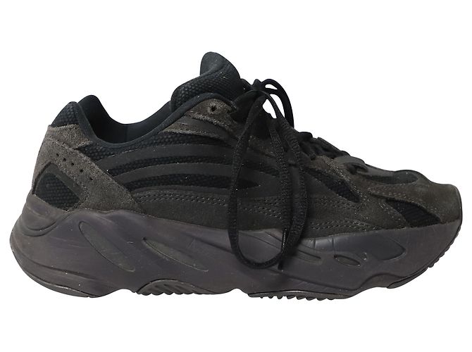 Yeezy Boost 700 V2 Vanta in Black Rubber