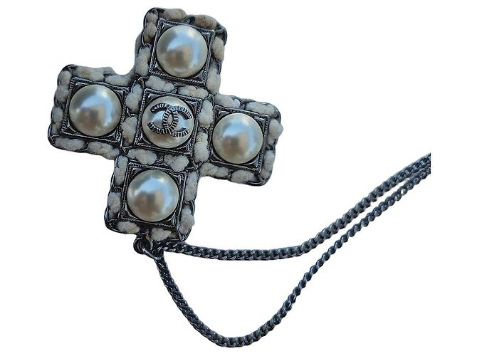 Collana con pendente a croce Chanel perle e logo CC Argento Bianco