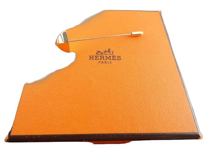 Broche Hermès en acier plaqué or avec une boite Doré 