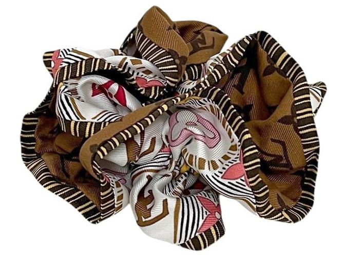 Scrunchie in seta marrone e bianco con monogramma Louis Vuitton