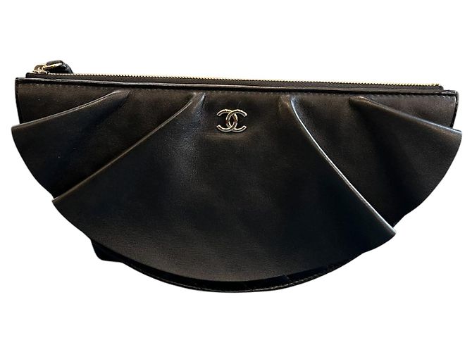 Cambon 2019 Chanel Quilted Lambskin Wave Clutch
