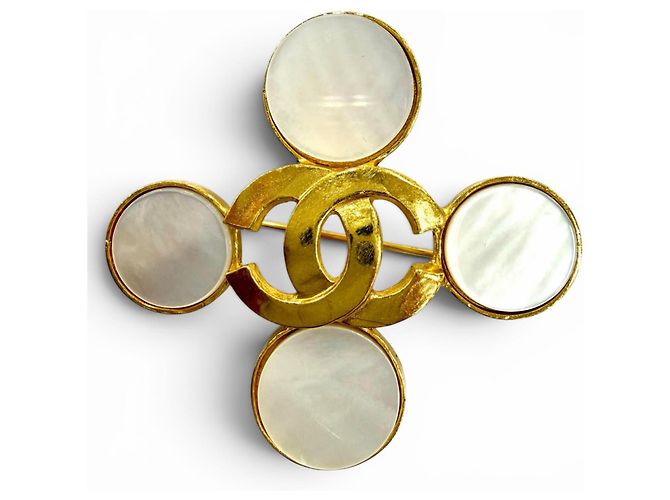 Spilla Chanel Vintage 95A Coco Mark in madreperla D'oro