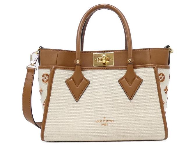 Bolsa On My Side em canvas e couro de bezerro Louis Vuitton Bege