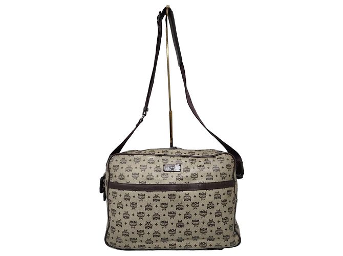 Bolsa Messenger/Transversal em Canvas de PVC e Couro Visetos Monogram MCM Bege/Castanho Marrom