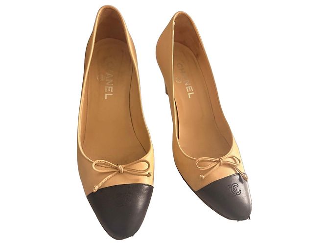 Décolleté bicolore Chanel in pelle beige e nero