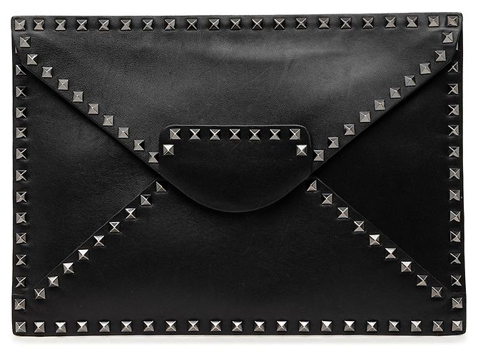 Clutch Envelope Untitled Rockstud em couro preto Valentino