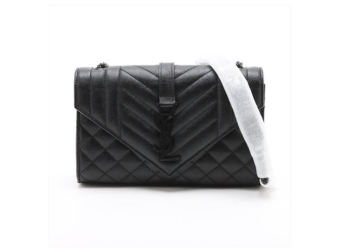 Saint Laurent Pequena bolsa de ombro em couro preto com matelassê chevron
Modelo Envelope