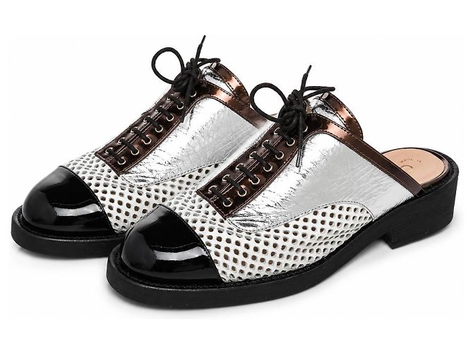 Chanel Resort 2017 Perforierte Leder-Mules Runway Schwarz Silber Weiß