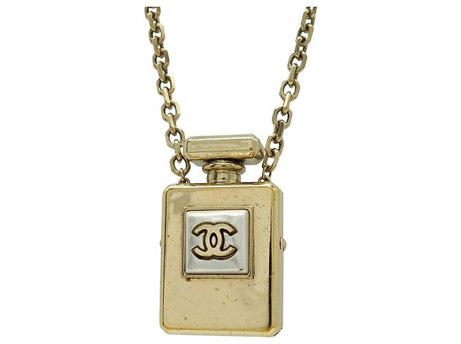 Colar com pingente de perfume Chanel Dourado Metálico
