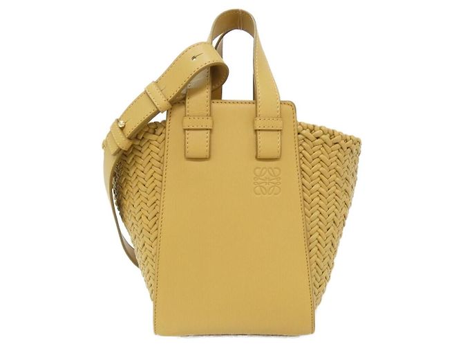Bolsa de ombro compacta em couro de bezerro Loewe Hammock Marrom Bege