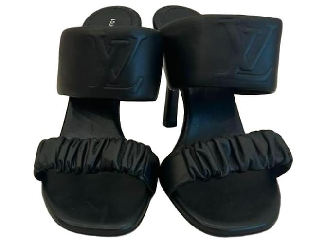 Sandálias Louis Vuitton em couro acolchoado preto