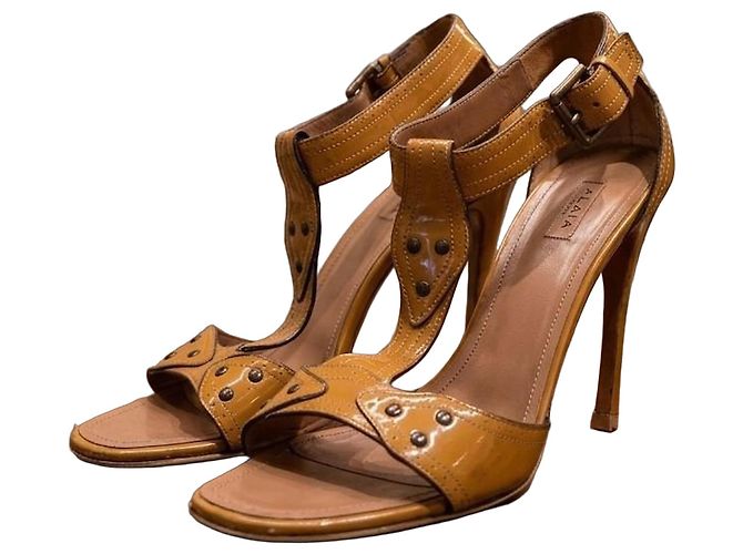 Alaïa Sandalen aus Lackleder Braun Kamel