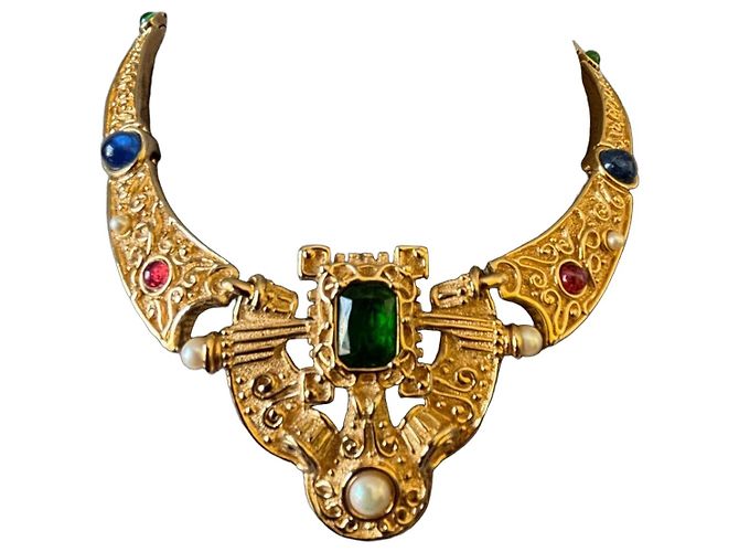 Colar Christian Dior Adornado com Pedras e Pérolas Vermelho Azul Dourado Verde