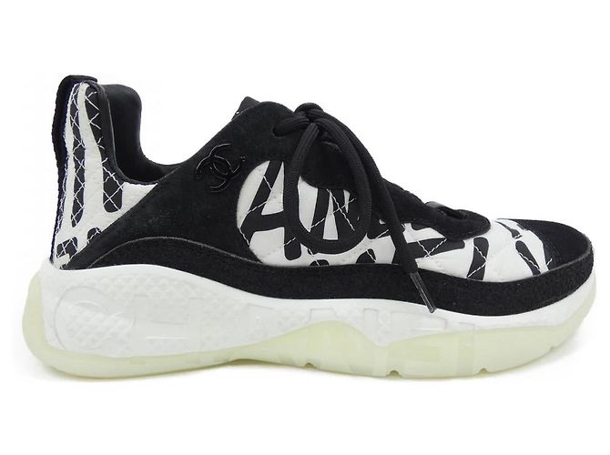 Baskets Chanel Graphic Logo Nylon Suede Noir Blanc