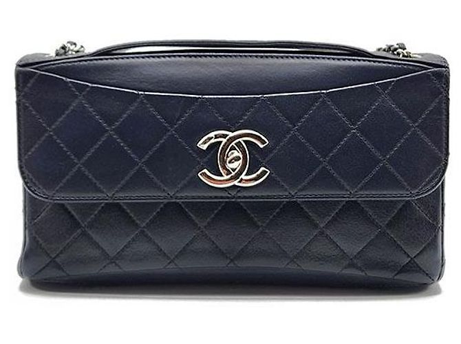 Chanel Kalbsleder Handtasche mit Tragegriff und Ketten Schulterriemen Schwarz