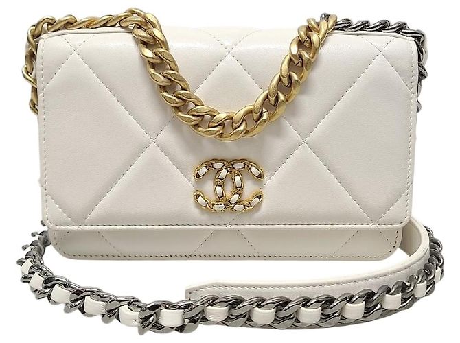 Chanel Bolsa transversal de pele de cordeiro branca e dourada Branco