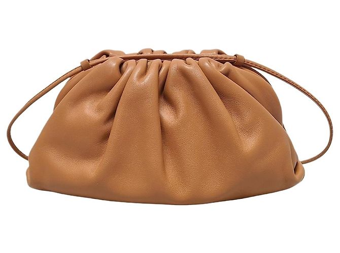 Bottega Veneta Mini bolsa crossbody dumpling em couro camel Marrom