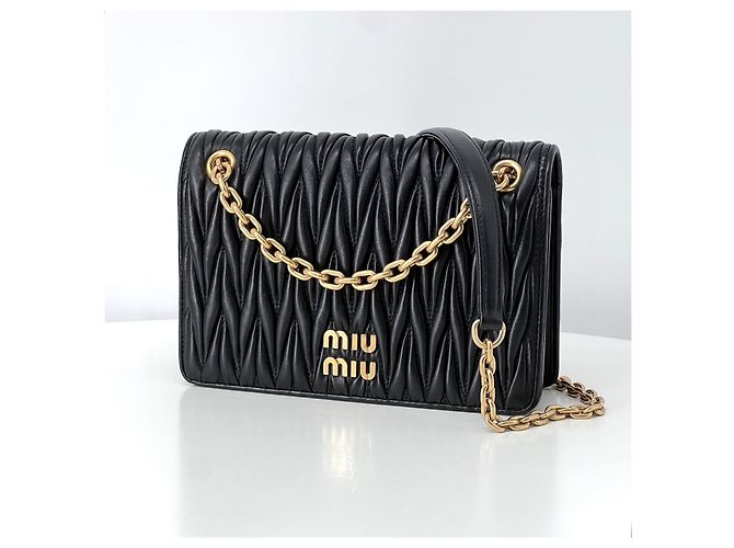 Miu Miu Bolsa de ombro matelassê com corrente Preto