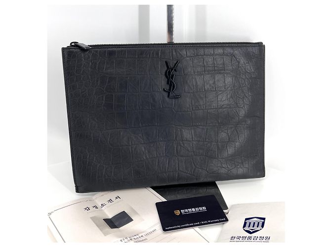 Saint Laurent Clutch de couro Monogram Preto