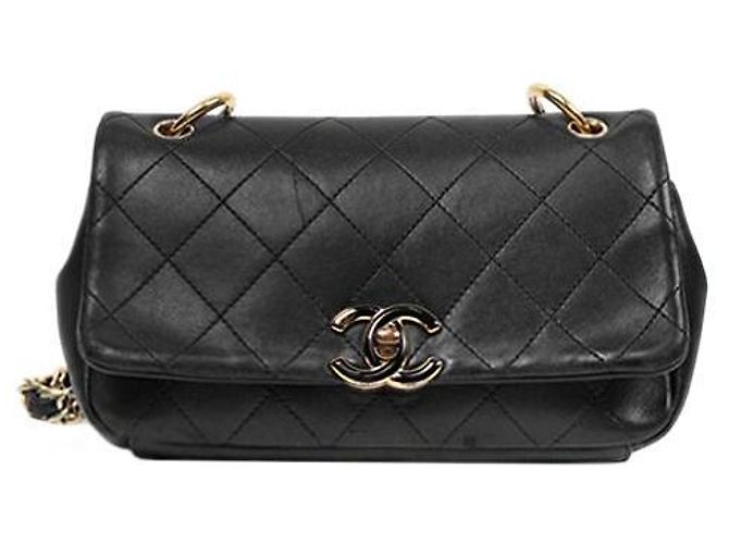 Chanel Bolsa de ombro CC Flap em couro de cordeiro acolchoado preto