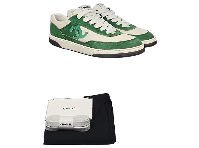 Chanel Baskets en daim vert avec logo CC