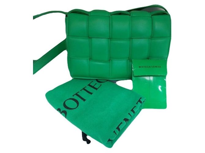 Bottega Veneta Bolsa de ombro e transversal Cassette em pele de cordeiro acolchoada Intrecciato Parakeet Verde